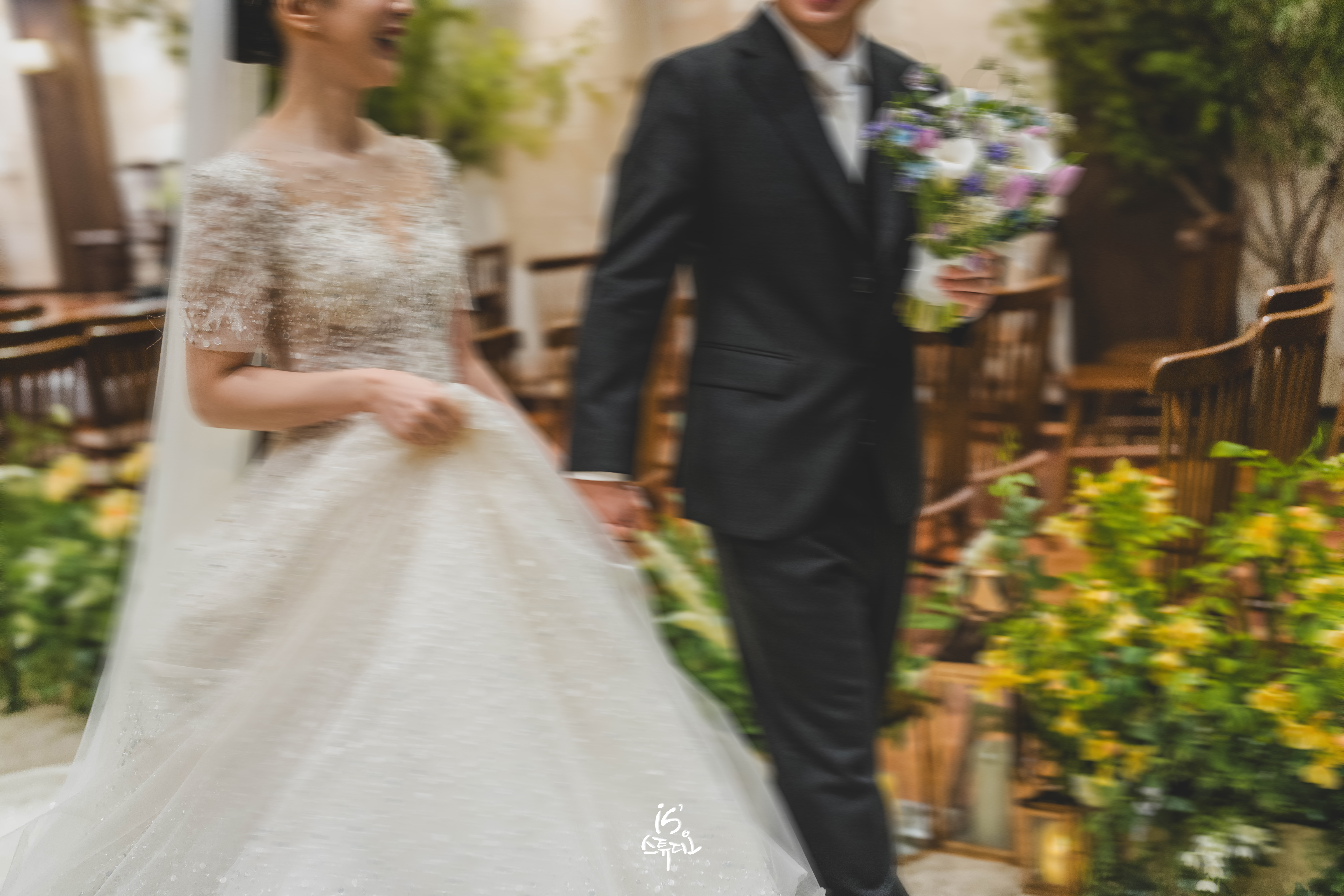 진주 MBC컨벤션 본식 웨딩스냅 리뷰 — iS 스튜디오 시선으로 본 감성 결혼식 (2/3)