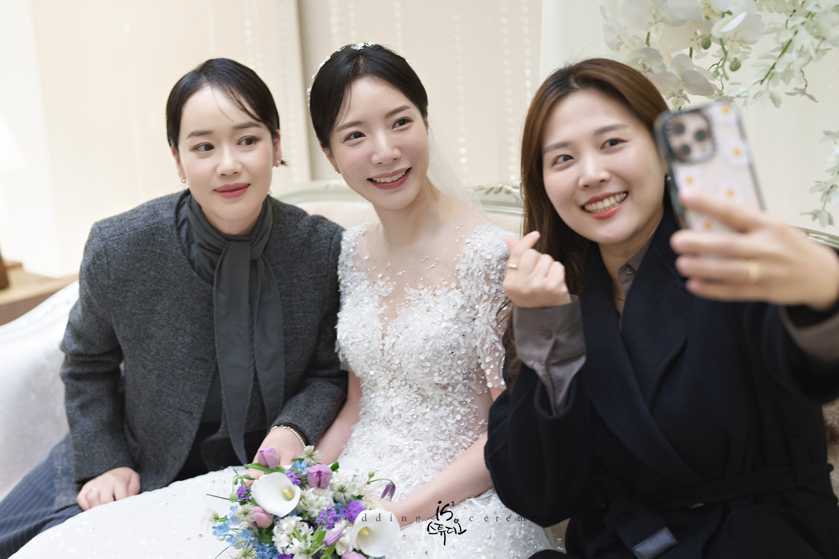 진주 MBC컨벤션 본식 웨딩스냅 리뷰 — iS 스튜디오 시선으로 본 감성 결혼식 (2/3)