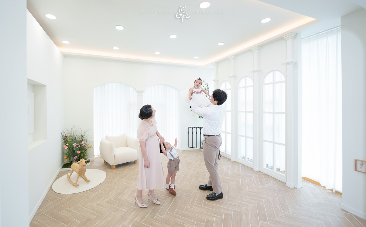 첫 번째 생일, 사랑이 머무는 순간진주 돌스냅 | 아이의 첫 번째 이야기를 사진으로 남기다 이즈스튜디오 & 러보브스튜디오