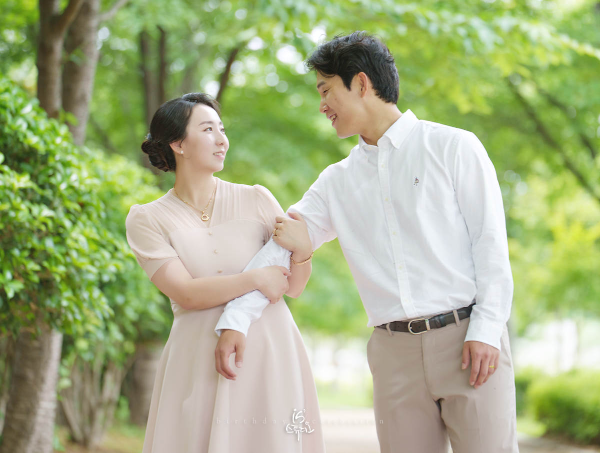 첫 번째 생일, 사랑이 머무는 순간진주 돌스냅 | 아이의 첫 번째 이야기를 사진으로 남기다 이즈스튜디오 & 러보브스튜디오