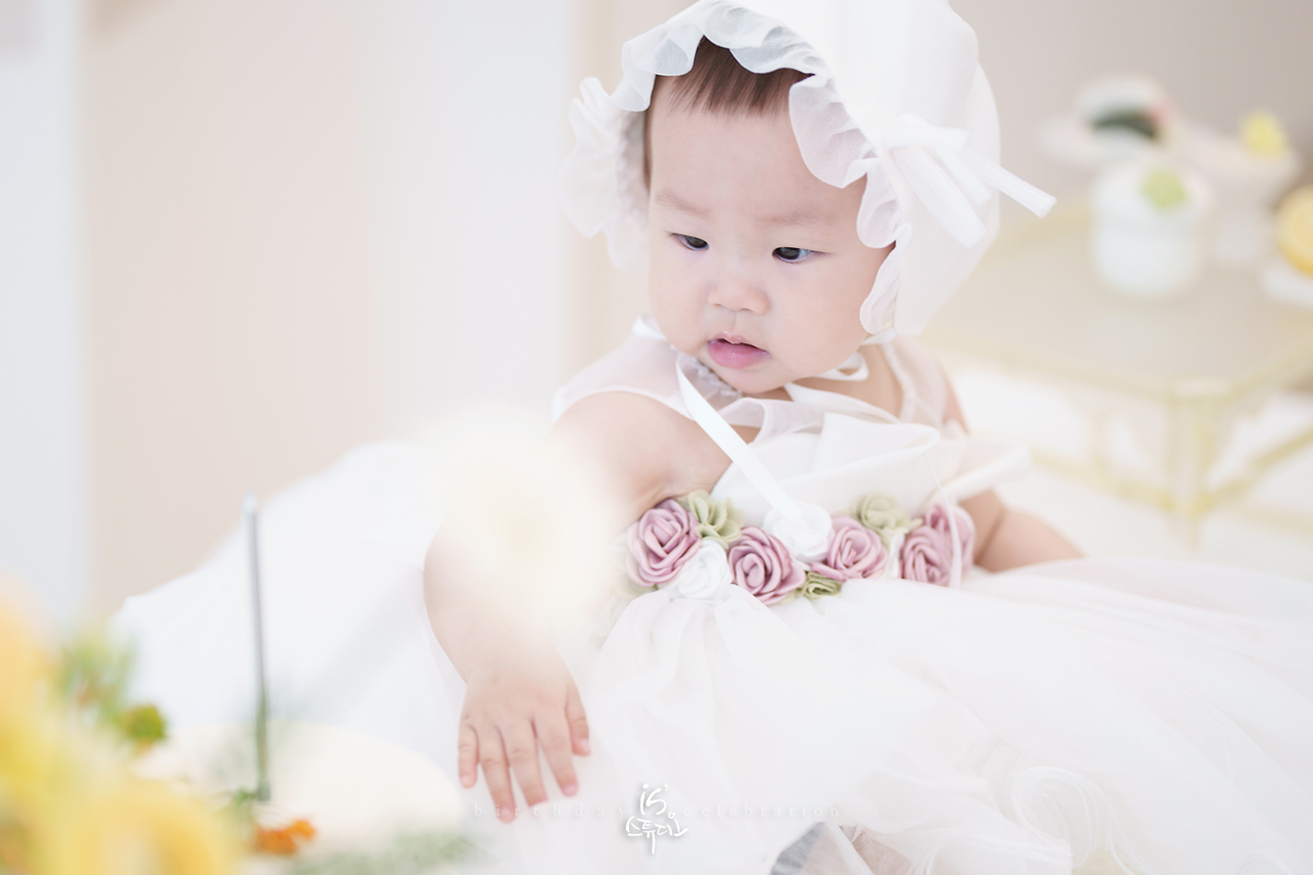 첫 번째 생일, 사랑이 머무는 순간진주 돌스냅 | 아이의 첫 번째 이야기를 사진으로 남기다 이즈스튜디오 & 러보브스튜디오