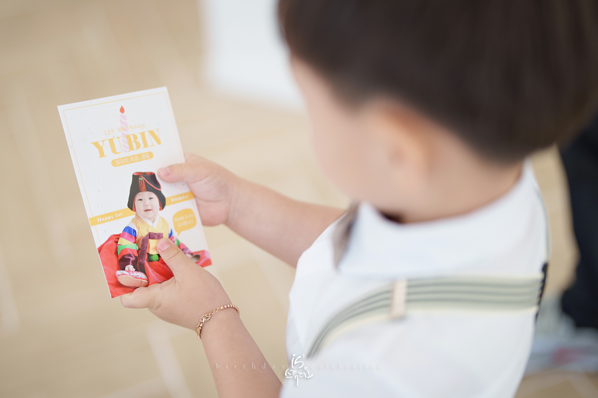 첫 번째 생일, 사랑이 머무는 순간진주 돌스냅 | 아이의 첫 번째 이야기를 사진으로 남기다 이즈스튜디오 & 러보브스튜디오