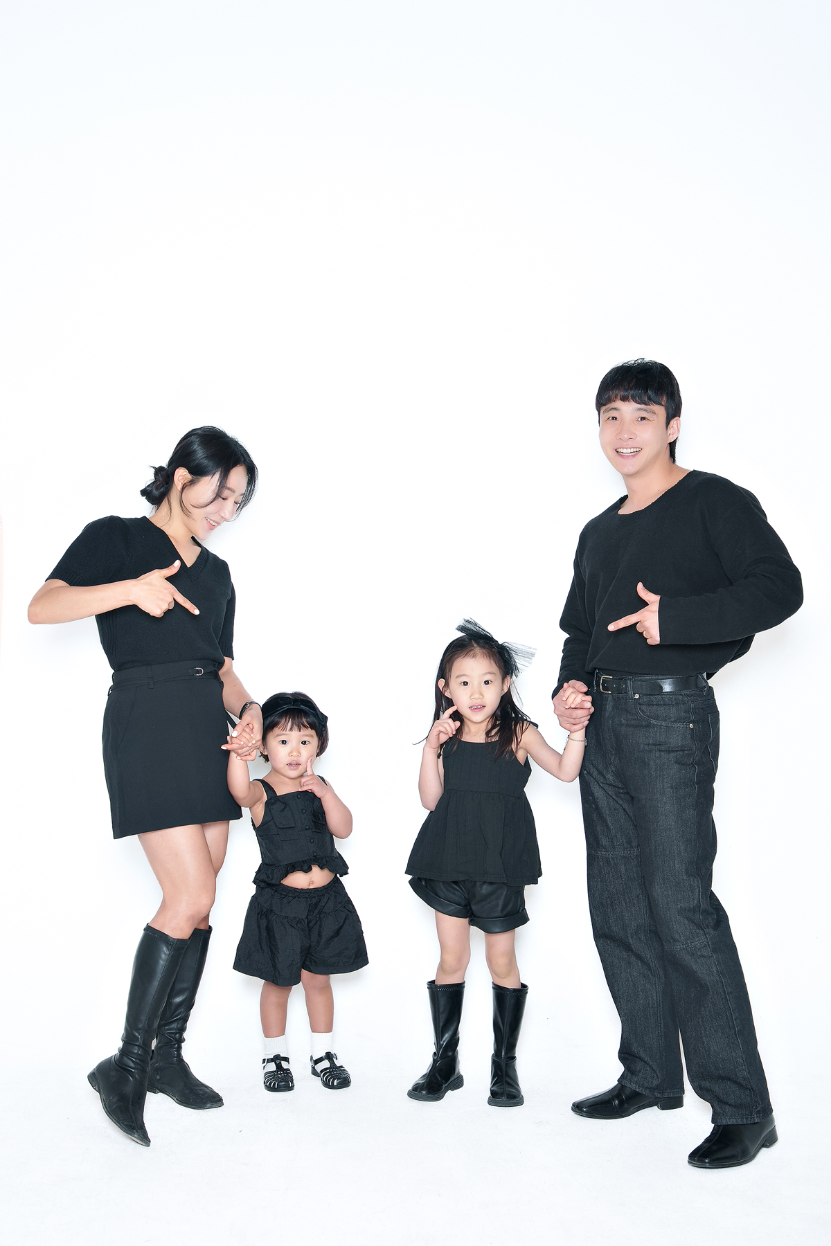 이쁜 두 공주와 함께 가족사진