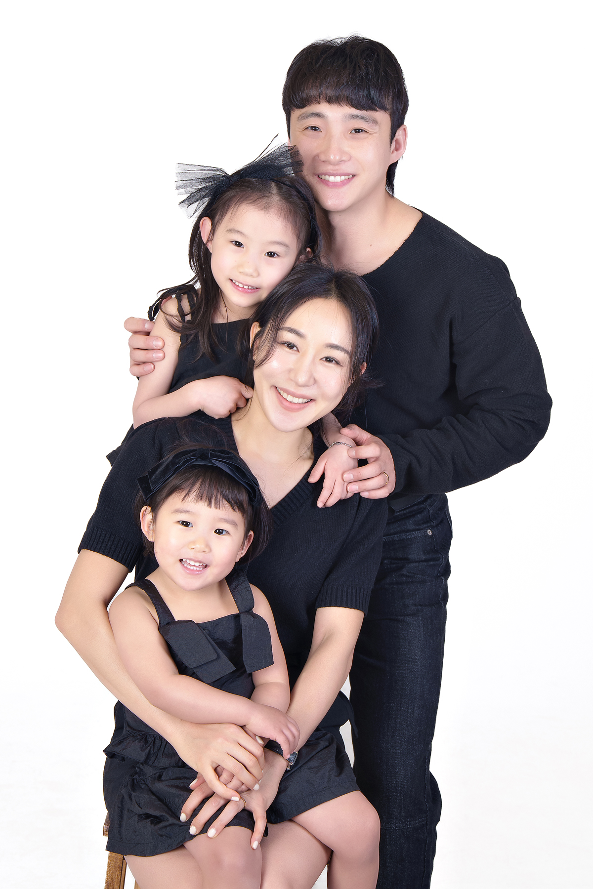 이쁜 두 공주와 함께 가족사진
